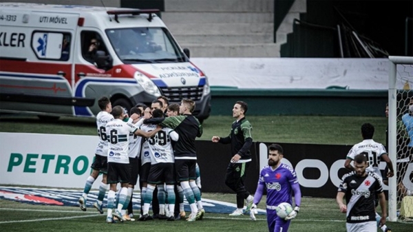 Com gol de pênalti no fim, Coritiba se reabilita no Brasileiro e vence o Vasco