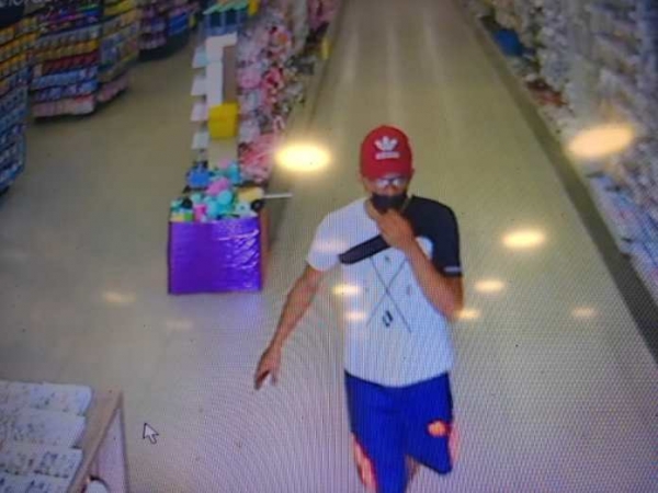 Homem finge ser cliente e furta celular em loja de produtos para bebê