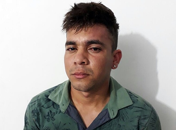 FIM DE SEMANA - Após denuncia, Homem é preso por porte ilegal de arma de fogo em Açailândia