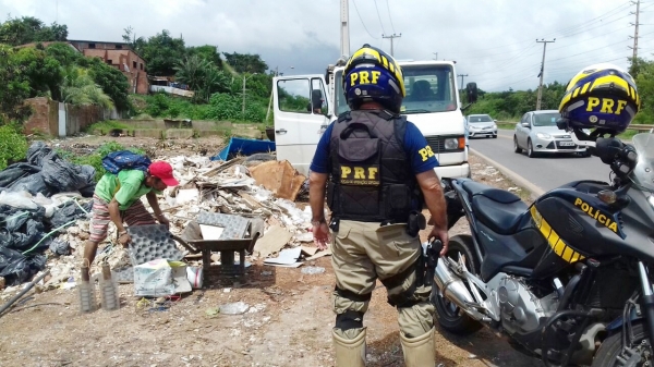 PRF autua condutor que despejava lixo às margens da BR-135 no MA