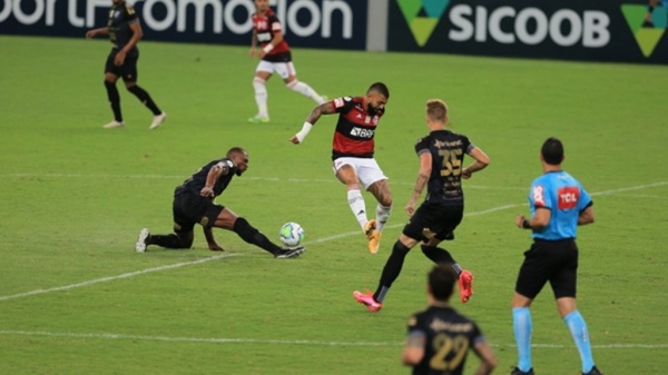 Ceará vence com dois gols em seis minutos e interrompe série de vitórias do Flamengo