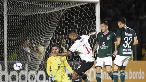 Vasco sai na frente, Goiás tem gol anulado, mas empata em falha bizarra de Henríquez