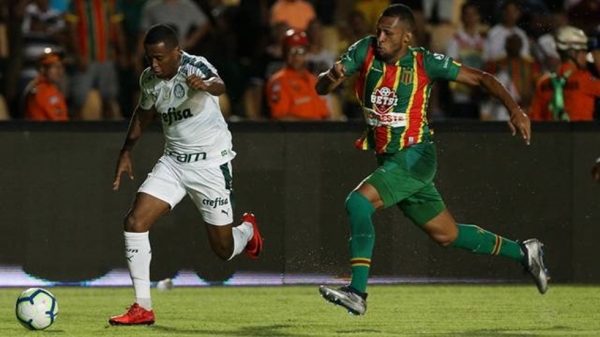 Goleiro falha, e Palmeiras bate o Sampaio Corrêa em estreia na Copa do Brasil