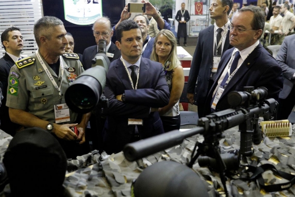 Moro diz que:  policiais não precisam tomar tiro de fuzil para reagir