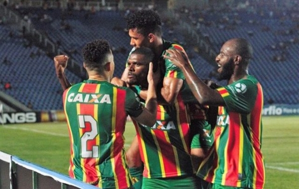 Sampaio vence o Figueirense e segue lutando pela Série B