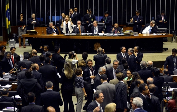Congresso decide manter veto de Dilma ao financiamento empresarial de campanhas