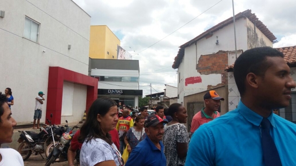 Marido flagra esposa em motel e arrasta ela nua pelo mercado de Pedreiras