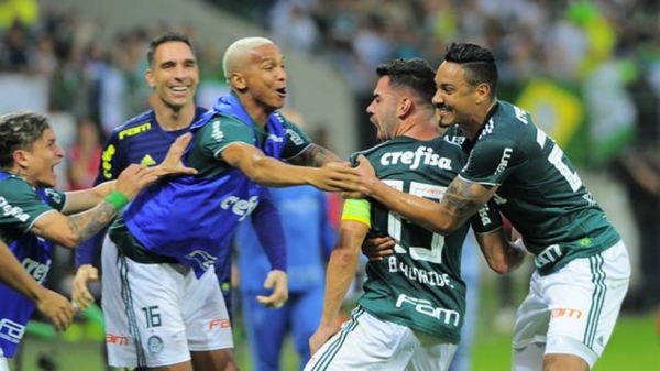 Em jogo de cinco gols, Bruno Henrique desempata no fim e dá vitória ao Palmeiras sobre o Atlético-MG