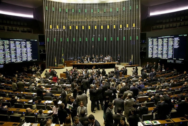 Câmara aprova decreto de intervenção no Rio; senadores votam medida nesta terça