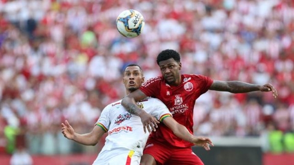 Náutico aproveita falhas de rival, bate Sampaio e leva vantagem para jogo final no Maranhão