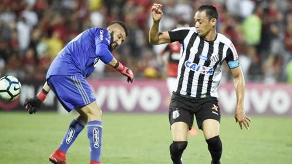 Com duas falhas de Muralha, Santos vence o Flamengo na Ilha do Urubu