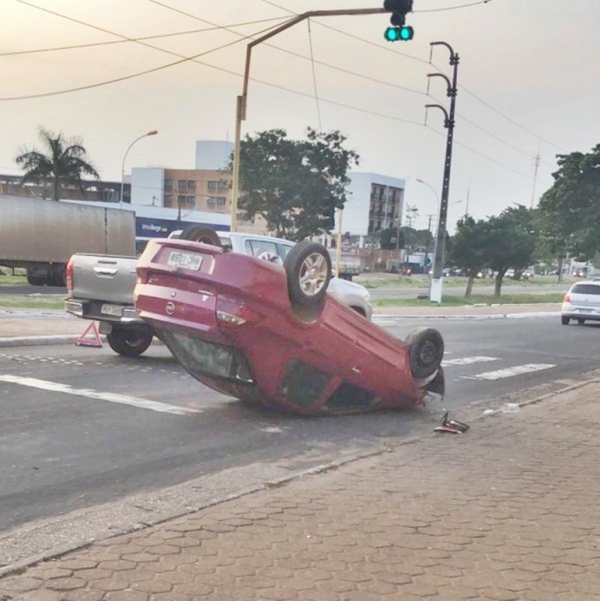 Motorista capota carro após desviar de van na BR-010
