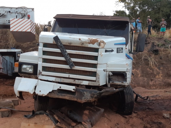 AÇAILÂNDIA - Caminhão carregado com produto perigoso tomba na BR 222 