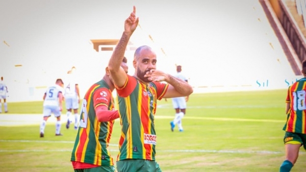 Sampaio Corrêa vence o Botafogo no Castelão em jogo com erro de arbitragem