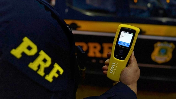 PRF FLAGRA CONDUTOR ALCOOLIZADO APÓS ULTRAPASSAGEM PROIBIDA NA BR-010, EM IMPERATRIZ (MA)