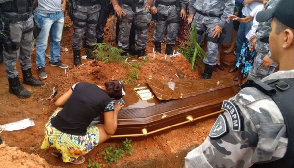 MA - Policial morto por colega é enterrado em clima de comoção