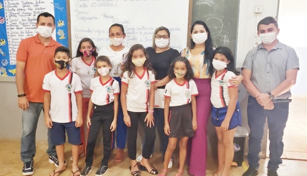 AÇAILÂNDIA – Ver. Robenha em companhia de alguns vereadores, esteve visitando determinadas escolas e UBS da zona rural.