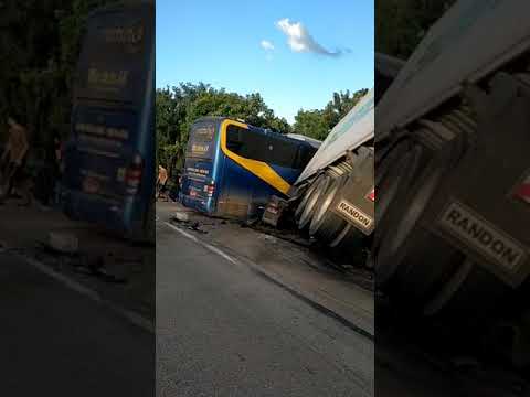 Ônibus que partiu de São Luís/MA colide em carreta em Porangatu/GO e deixa três mortos e dezenas de feridos