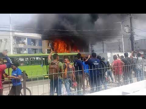 Loja de eletrodomésticos pega fogo em avenida de São Luís