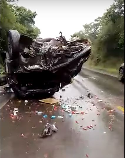  VÍDEO: Veículo com grande quantidade de munições capota na BR-226 em Barra do Corda