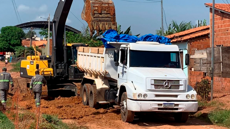 SEGUE EM RITMO BASTANTE ACELERADO A OBRA DE DRENAGEM PROFUNDA NA VILA ILDEMAR