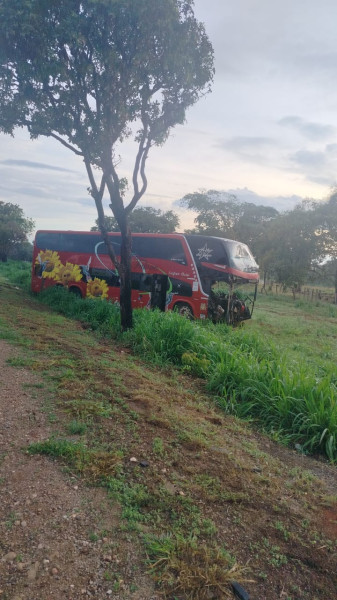 ÔNIBUS INTERESTADUAL QUE FAZ LINHA DE BALSAS PARA GOIÂNIA SE ENVOLVE EM GRAVE ACIDENTE E DEIXA DOIS MORTOS NA BR-153, EM GOIÁS