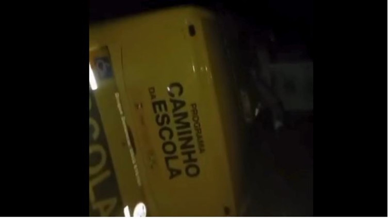 ÔNIBUS COM TIME DE FUTEBOL TOMBA NA BR-010, EM PORTO FRANCO