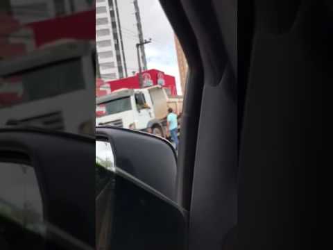 Vídeo: Homem saca arma e por pouco não acontece tragédia no trânsito de São Luís