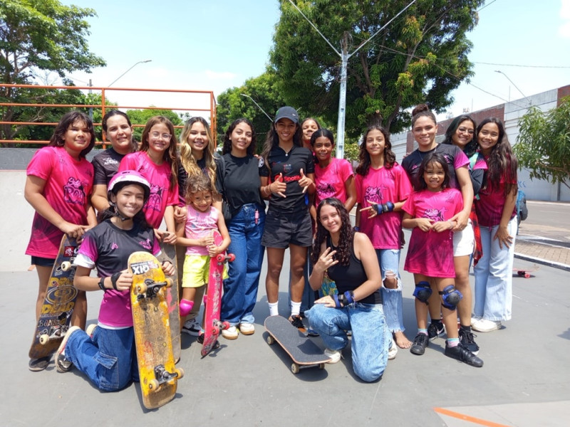 PROJETO QUE OFERECE AULAS GRATUITAS DE SKATE PARA MENINAS EM ITZ RECEBE VISITA DE RAYSSA LEAL