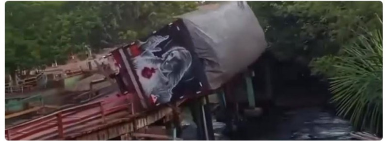 MORADOR REGISTRA DESABAMENTO DE PONTE DE MADEIRA ENQUANTO CAMINHÃO PASSAVA NO MA