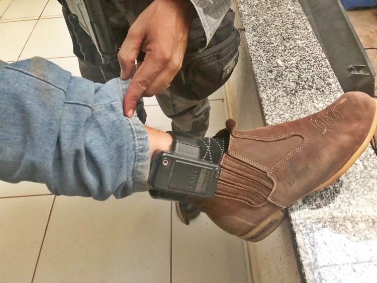 AÇAILÂNDIA - PRF e PM prende homem com tornozeleira eletrônica que empreendeu fuga em veículo roubado e trocou tiros com policiais