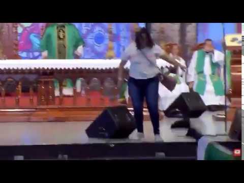 Mulher empurra Padre Marcelo Rossi de altar durante missa em Cachoeira Paulista; veja vídeo