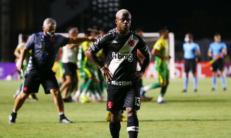 Em jogo de falhas individuais, Vasco perde para o Defensa y Justicia em São Januário e dá adeus à Copa Sul-Americana